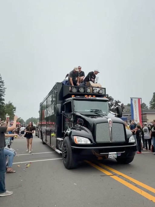 The Crandon Labor Day Parade, Yokohama style.
A whole lot of GEOLANDAR rolling down Main Street 🔥
#yokohamatire #GEOLANDAR #champoffroad
