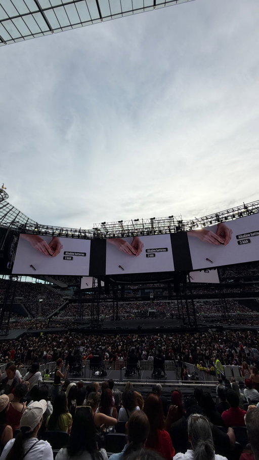 aura is actually insane 💀 everyone thank my mom for being an ARMY 💜

#bts #london #btsarmy #bangtansonyeondan #btslondon