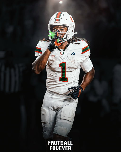 Miami star WR Malachi Toney WENT OFF in the season opener vs. Stanford, setting a new career-high in receiving yards at HALFTIME (182) 🔥

Toney's stats through three quarters: 
🔸12 REC 
🔸233 YDS (Miami single-game record) 
🔸3 REC TD 
🔸19.4 YPC

The 18-year-old Toney has made it clear that he'll be in the Heisman race this season 🏆

(🎥: ESPN)