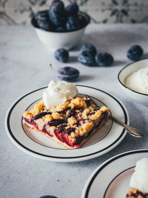 Ich habe heute Geburtstag und natürlich Kuchen mitgebracht 🥳

Seit 20 Jahren backe ich meinen Zwetschgenkuchen mit Hefeteig und buttrigen Zimt-Streuseln und habe das Rezept nie verbloggt. Weil ich irgendwie immer dachte, dass es schon so viele Rezepte dazu gibt und jede Familie bestimmt ihr eigenes Rezept hat... 🫠
Es ist aber meine Online-Rezeptsammlung und da darf dieser Kuchen nicht fehlen, also habe ich das Rezept heute veröffentlicht 😍

👉🏻 Lust auf meine Variante?
Kommentiert jetzt einfach
REZEPT
und ich schicke euch das Rezept! ❤️

Und auch heute, am letzten Tag unserer Pflaumenwoche, findet ihr noch leckere Rezepte bei @diejungskochenundbacken und @skueche 🫶🏻