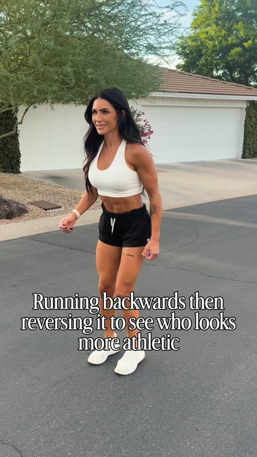 Okay this isn’t how I run backwards lolol I was trying to make the reverse running look good 😂

😂😂😂 who looked more athletic in the reverse video? Comment below 

#fitness #run
