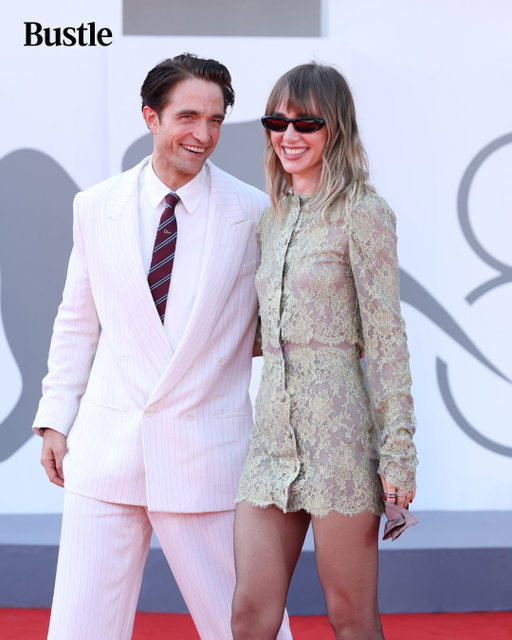 Need Suki Waterhouse & Robert Pattinson to see me from across the bar and really dig my vibe. 🥵 The couple has arrived at the "Primetime" screening during the 83rd Venice Film Festival. 

Photo: Getty