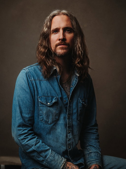 New Season, new profile. Twas’ time. Comin’ in hot ready to rock and roll! I’ve always enjoyed this time of year. In a way, it almost feels like the start of a new year heading into fall as much as the actual start of the new year. 😂 🍂

Spent some time hanging with my boy @alexandersworik who snapped these pics for me on a whim at his studio. Simple and effective. We’re especially stoked on that worn in breast pocket from this 70s wrangler denim shirt where some legend somewhere clearly kept his chewing tobacco 😂 The Canadian tuxedo if you will, felt like the right move. 🇨🇦

Who else thinks autumn is the goat of seasons? Right before it all goes to sh*t 😂🏴‍☠️🥶