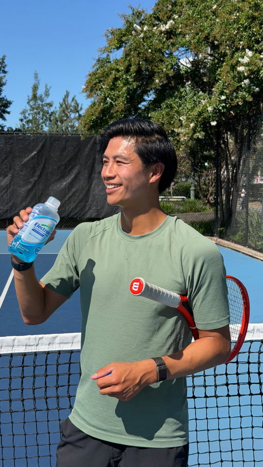 Training in the New York heat 🎾☀️

Hot and humid conditions definitely make training more challenging, especially when I’m focusing on high volume sessions and trying to maintain the same quality from the first ball to the last.

Hydration becomes a big part of that routine, so I’ve been keeping Electrolit courtside to help support rehydration and replenish the body around intense sessions.

A little behind the scenes look at how I prepare, train and manage the New York summer heat.

#electrolitcreator
#electrolitnyctennis