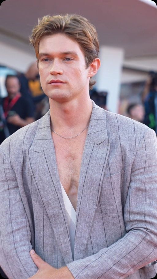 No thoughts, just @damianhardung absolutely owning the red carpet at the Venice International Film Festival. 📸

Video: Getty
