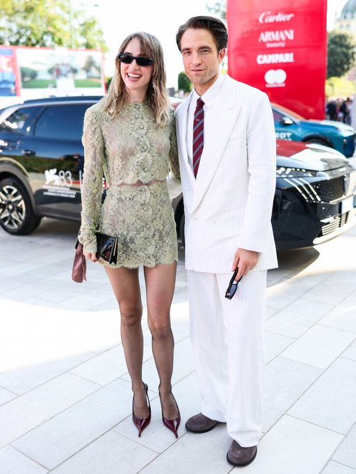 Robert Pattinson, in @dior, & fiancée Suki Waterhouse, in @ysl, are at the 2026 Venice Film Festival for the premiere of his new movie “Primetime.”
#RobertPattinson
#SukiWaterhouse
#Primetime
#VeniceFilmFestival
Photos: Getty