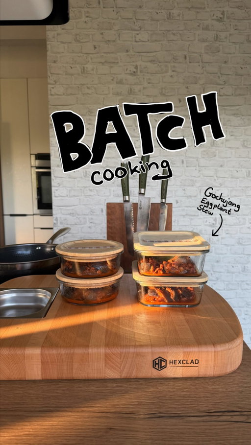 Werbung// Meal prep: Gochujang Eggplant stew 🧑🍳
Make a big batch of this on Sunday, refrigerate or freeze in portions and use throughout the week.
What makes prepping more enjoyable is definitely using the right kitchenware. I love @hexclad_europe ‘s chopping board,
knives and their hybrid pans and pots!😎
Also @hexclad_europe is having their “The End of Summer Sale” live NOW, so check it out to make meal prepping more fun!
😋
Recipe (4 servings, 20min prep time):
-3 eggplants, cut in big chunks
Dry fry in the @hexclad_europe hybrid wok for 5mins.
-1 Tbsp oil
-1 Tsp cumin
-1 Tsp smoked paprika
-1 Tbsp tomato paste
-1 Tsp gochujang
Add it and stir fry for another 5mins.
-75g soy chunks
-300g tomato sauce
-300ml water
-salt to taste
-1 Tsp soy sauce
-1 Tsp lime or lemon juice
-a pinch of sugar
Add everything, mix well, cover and let it simmer for 10mins.
Fill in containers and refrigerate/freeze.
Use like this:
🍚 serve with rice, yogurt and sesame
🍝 Layer as lasagna and bake with vegan cheese
🥔 Heat it up with some gnocchi�🌯 Roll into a wrap with fresh lettuce
-> 1 batch, 4 diﬀerent meal