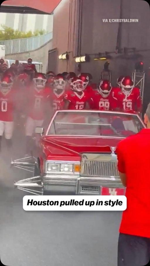 Now THIS is how you make an entrance 

(via X/chrisybaldwin)