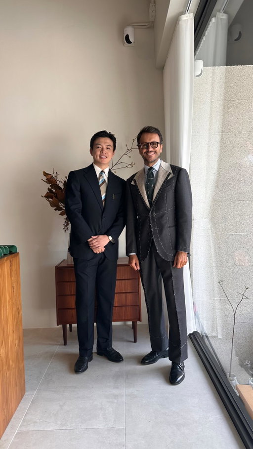 First Fitting in Bangkok of a bespoke flannel suit by @coller_official 

To save time they do an advanced first fitting already cutting the pockets, which is not usually done at this stage. 

The Italian influence shows in the extended shoulder, which is Florentine in style, and in the lapel, also inspired by Florence. 

The front construction, however, follows Neapolitan tradition, with a long first dart and a draped chest shape. 

From England he takes the interior structure with three layers of canvas, horse hair and cotton domette, and a roped sleevehead.

Looking forward to the final result! 😍

#Bespoke #TheBespokeDudes #Coller