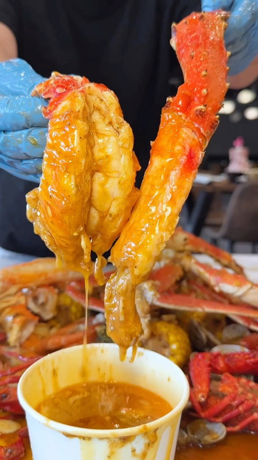 Starting the long weekend the right way with King Crab & Lobster at Raising Claw! 🦀🦞🔥 Big seafood feast, plenty of sauce, and no better excuse to gather the crew. 😮‍💨

Who are you bringing this long weekend? 👀

📍 Raising Claw
13265 Harbor Blvd, Garden Grove, CA 92843

 #KingCrab #Lobster #seafoodboil #seafoodlover #seafoodmukbang