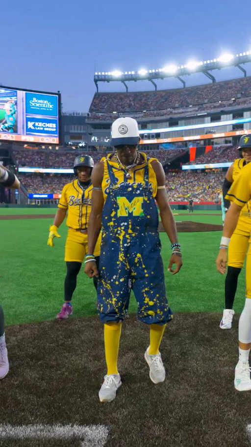 The smoothest of criminals 😮‍💨

#savannahbananas #trendingdance #trendingaudio #michaeljackson #smooth