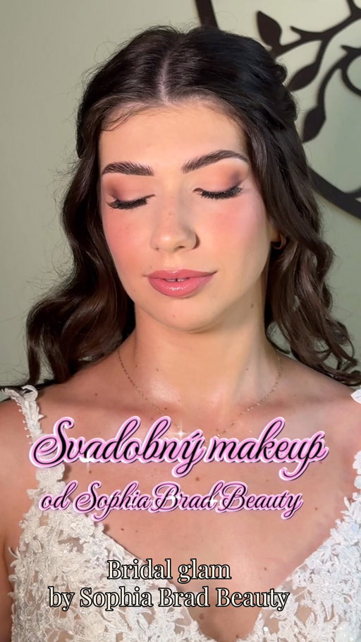 Krásna Karina vo svoj svadobný deň. 👰🏻‍♀️

Aby svadobné ráno prebiehalo čo najhladšie a bez zbytočného stresu, svojim nevestám vždy odporúčam prísť na skúšku makeupu - presne tak, ako aj Karina.

Na skúške si spolu nastavíme štýl líčenia, intenzitu, farby aj všetky detaily. V deň svadby už presne vieme, do čoho ideme, čo sme si odsúhlasili a v čom sa nevesta cíti najlepšie.

Odpadá tak neistota aj rozhodovanie na poslednú chvíľu a môžeme sa sústrediť už len na krásny výsledok, výdrž makeupu a pokojné svadobné ráno.

Ak hľadáš svadobné líčenie, rezervácie a informácie o voľných termínoch nájdeš cez môj rezervačný formulár - link v bio.
Kalendár na svadobnú sezónu 2027 je už otvorený. 
Pre Viac Makeup kontentu ma nezabudni sledovať 👀
.
.
.
🇬🇧
Bridal Glam on the beautiful Karina 👰🏻‍♀️😍
#svadobnelicenie #svadobnymakeup #vizazistkaslovensko  #nevesta #svadba