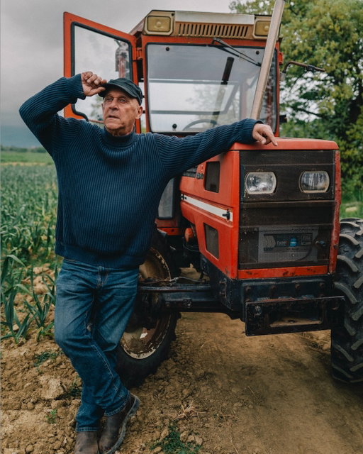 Meet the most passionate farmer in Italy, Edo 🚜🤝🧄

“Every year, when the first aglione flowers arrive, we pick them by hand and gather them into little bunches. It’s hard work, but it’s become a ritual, something delicate that we can give away, share, or carry into the kitchen.”