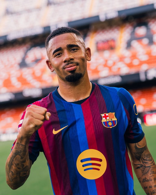 Gabriel Jesus has officially made his Barça debut! 🤙✅

Debut amb victòria de Gabriel Jesus amb el Barça 💙❤️

The exact moment he stepped onto the pitch 🤲

𝗚𝗝𝟵 🇧🇷

Full focus.

Here’s to many more games! 🚀