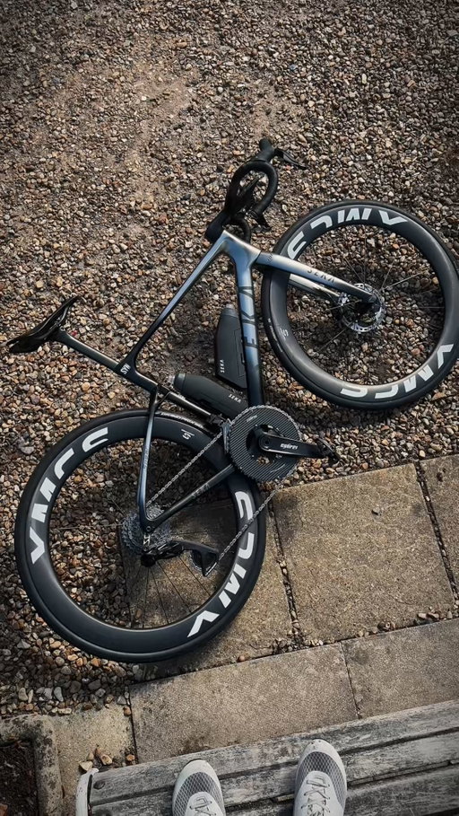 Road bike setup, still the dream bike 15,000km later 🤌🏻
Frame: @sekabikes Spear RDC size MR
Groupset: @shimanoroad Dura Ace
Crankset: @cybreicycling 165mm 54/38
OSPW: @ceramicspeed alpha 
Wheels: @xmcarbonspeed 58/60
Tyres: @continental_bicycle 111 Aero 29 and TT TR 30
Saddle: @berkcomposites Lupina 144
Cockpit: @tavelobikes Avro Rise
-
-
#bikesetup #roadbikeporn #dreambike #sekaspear