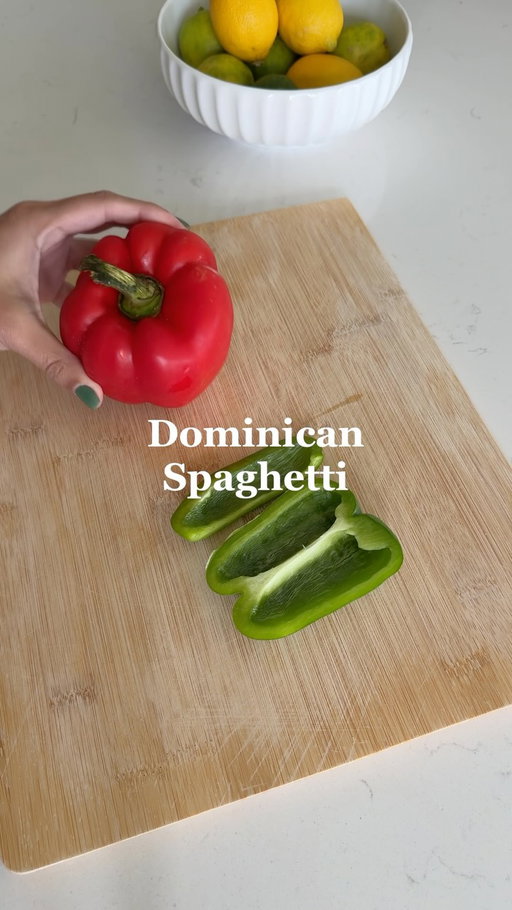 Receta ⬇️🇩🇴

½ lb spaghetti
1/2 red bell pepper
1/2 green bell pepper
½ onion
1 tomato
Salami
Garlic cloves
1 chicken bouillon
Salt and black pepper
Oregano 
1 cup tomato sauce
¼ cup evaporated milk
1 tsp butter

Reserve about ½ cup of pasta water, then drain and set aside. Sauté the salami until slightly crispy. Add the onion, garlic, bell peppers, and tomato. Add the tomato sauce, chicken bouillon, salt, and pepper. Simmer for 5 minutes. Stir in the evaporated milk for that signature creamy Dominican texture. Toss in the cooked spaghetti and add butter.
#DominicanFood #DominicanSpaghetti #Recetas #Comida #DominicanRepublic 
@caraway_home

Dominican spaghetti, espaguetis dominicanos, Dominican spaghetti recipe, espagueti dominicano con salami, Dominican food, comida dominicana, recetas dominicanas, Latin comfort food, Caribbean food, easy dinner recipe