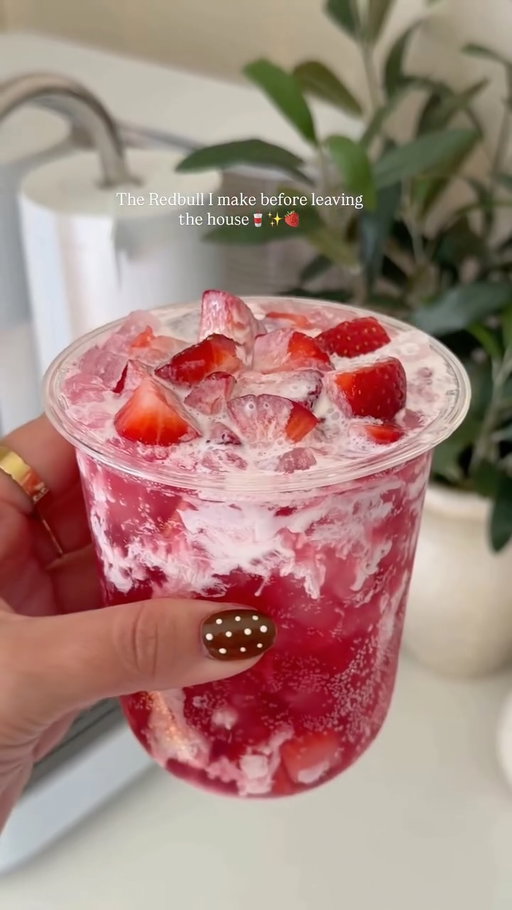 A creamy strawberry Redbull to go🍓
Strawberries + wild berries Red Bull + Starbucks® Vanilla Cream. 
I’m obsessed with this combo! ⚡️

#Redbull #dirtyredbull #strawberry #september #starbucks