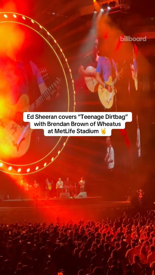 @teddysphotos brings out Brendan Brown of @wheatusofficial for an acoustic cover of “Teenage Dirtbag” at MetLife Stadium. 🤘