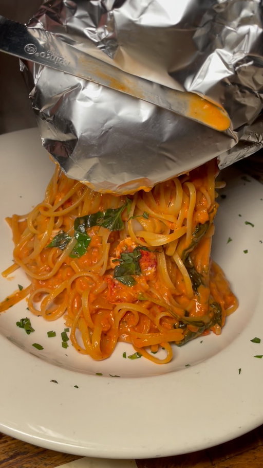 Hey Cousins! 

Summer is for #seafood #pasta from @vincentsclambarlongisland in #carleplace #longisland - every #longislandfoodie deserves a nice plate of this on a Sunday 🦀🦞🍝