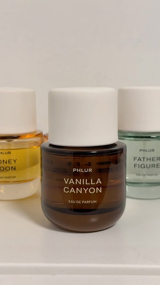 Vanilla Canyon is here and she is serving!! @phlur
Shes definitely a deeper, more musky scent that is PERFECT for fall and is absolutely wearable by anyone! Im so happy to have her in my rotation! I actually cannot stop smelling myself! Thank you Phlur! 

Notes -
Top: Velvet Plum, Tonia Bean
Heart: Jasmin Petals, Wild Honey
Base: Vanilla, Patchouli, Oak Wood

Mindfully Formulated
Radically Transparent
Responsibly Sourced

#phlur #phlurfragrances #wearwhatstrue #vanillacanyon