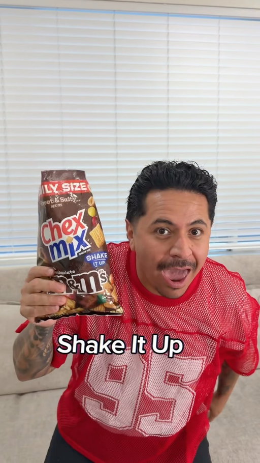 #ad My team couldn’t decide if today was going to be sweet or salty…so I came prepared for both 😂🏈 Shake up your game-day routine with Sweet & Salty @chexmix Buy now!