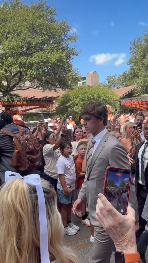 Great day to be a longhorn🤘#archmanning #utexasaustin