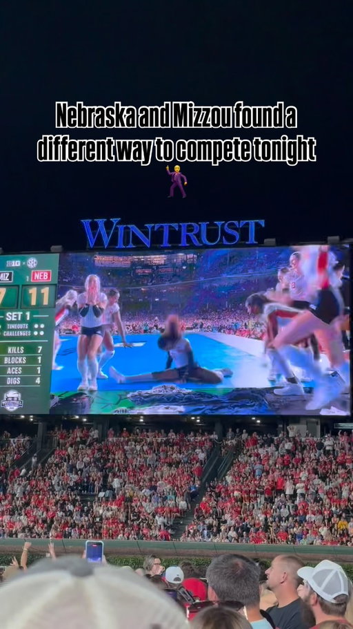 The game was called tonight at Wrigley due to unsafe conditions on the court… that was not stopping Mizzou and Nebraska from getting after it. 

Btw @ryanmatea @__tiaaaaaa.__ can y’all host a dance class?