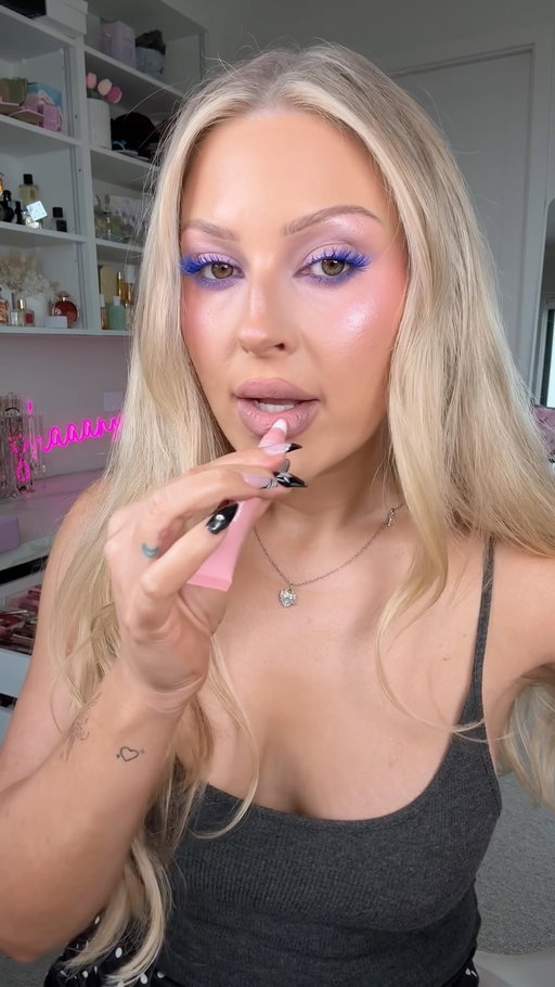 Couldn’t wait to share this lip combo! Makeup tutorial will be up on the long form place on Friday 🫶🏼💞 @xobeautyshop wifey, @makeupforever endless cacao and @hudabeauty baby pink 👸🏼