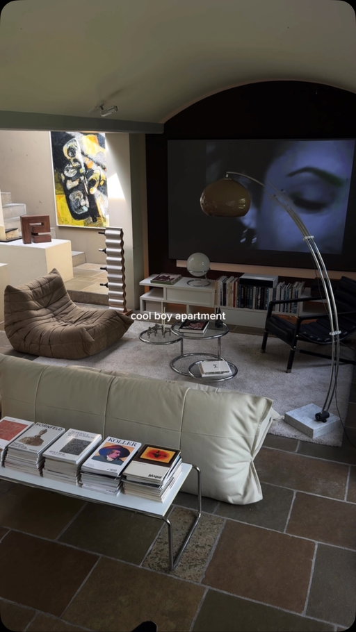 cool boy apartment

#artdealer #art #aesthetic #interiordesign #explore