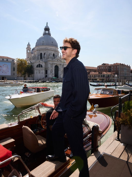 My first time to Venice, hard to believe it’s actually real… Here for the 83rd Film Festival with @armanibeauty #ad 

A large weekend to celebrate the first Giorgio Armani fragrance in 20 years - ‘I WILL’ (Jonathan Bailey ftw)

Also, I discovered something I always wanted to know; boat taxis really are the main form of transport in Venice. Ticked that one off. 

@giorgioarmani #fragrance

(most shots by the awesome @rebeccaspencer_photography 🫂)