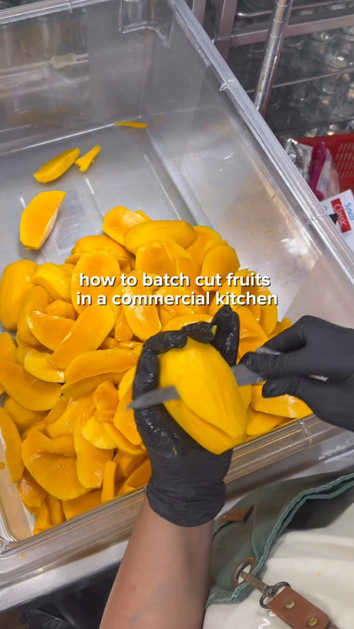chinese auntie teaches me the proper way to cut fruits 🥳 #culinary #fruits