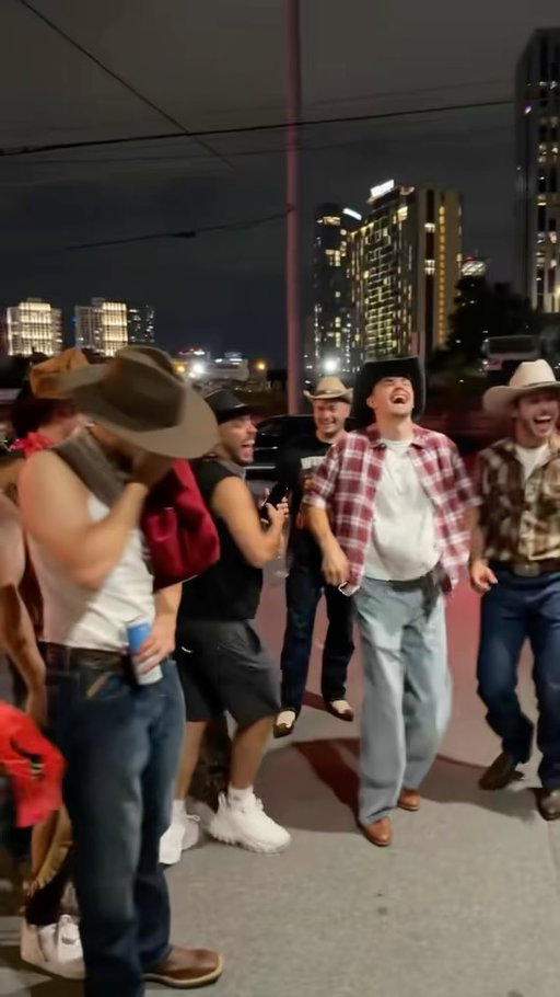 Who had the best cowboy fit of Chip’s stag? #AD @philipsuk #OneBlade
#PhilipsOneBlade