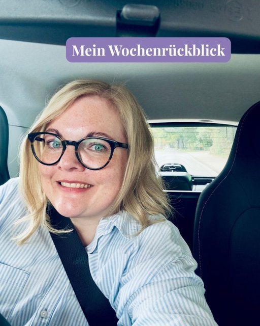 Diese Woche war Gemüsewoche, Wellnesswoche und vor allem Geburtstagswoche 🙋🏼‍♀️

1. Ja, Dings, hier schnell Selfie an der Ampel. Huch, grün. Muss reichen... Einziges Bild von mir die Woche, was soll ich machen?! 😅
2. Dieser Spitzkohl war köstlich! Im Ofen geröstet, mit Caesar-Dressing und Olivenöl-Panko-Bröseln 👌🏻
3. Feines Frühstück in Köln mit @xdivinidylle bei @old_cafecentral_cologne gehabt – dänisches Frühstück immer auf die 1 🥇
4. Beste Zeit: Termin bei Juliane von @glow_by_juliane . Geht da alle hin, es lohnt sich! 🫶🏻
5. Bei uns im Siebträger landet seit ein paar Jahren der Dark Roast von @vandyckroesterei – ich musste Bohnen nachkaufen ☕️
6. Der Longbob is back ✌🏻Danke an @oeznur_hair_by_bottini 😍 Da müsst ihr auch alle hin ❤️
7. Bisschen gestöbert, Wunschliste ist wieder gewachsen.
8. Wollte nur in den Hofladen, aber wenn ich ein Pony und Esel sehe, muss ich zumindest kurz Hallo sagen 🐴🫏
9. Den Blumenkohl habe ich auch geerntet und zusammen mit den köstlichen @jemoes.farm Kartoffeln zu einem Curry verarbeitet, yummy!
10. Plane meine erste Geburtstagsparty seit 26 Jahren!!! 🥳
11. Vor dem eigenen Geburtstag noch auf der köstlichen Pasta-Party von @sabrini_c gewesen 😍
12. Habe Tiramisu mitgebracht, hätte mich reinlegen können. Macht man viel zu selten, dabei ist es so simpel...
13. Meine eigene Party, bin ganz stolz! 😍 Natürlich mit Buffet. Im Topf: Kürbissuppe aus selbst geernteten Hokkaidos! Dazu natürlich prôt von @protvonalex 🙌🏻
14. Linsensalat mit gerösteten Trauben, Rucola, Ziegenkäse und Walnüssen und gerösteter Blumenkohl und Brokkoli auf Tahini-Joghurt mit Sumach und Granatapfel 👌🏻
15. Harissa-Honig-Möhren, Paprika-Mandel-Dip, selbst gemachtes Hummus und natürlich aufgeschlagene Butter. Und Tomatentarte. Ja, Rezepte kommen! 😅
16. Liebste Menschen, leckeres Essen, tolle Gespräche, ich bin ganz beseelt und war sehr glücklich! Feiere wieder! ❤️❤️❤️
17. Ein Geschenk von Adi und Sandra @thesoulstuff direkt am Sonntag aufgebacken und verspeist: Mallorca-Mitbringsel, so lecker! 🤤 

Die Antwort auf alles: 42!
Bis nächste Woche ☺️