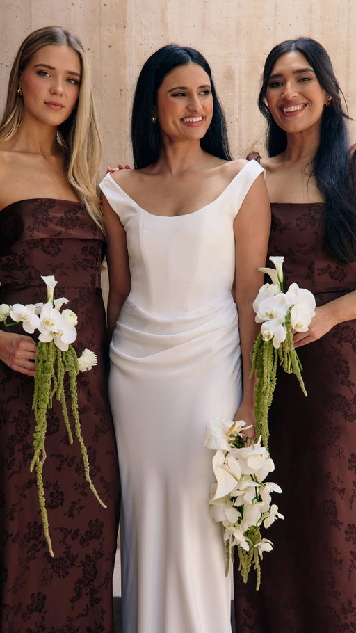 Fall weddings look good in these rich and moody bridesmaid colors. 🍂