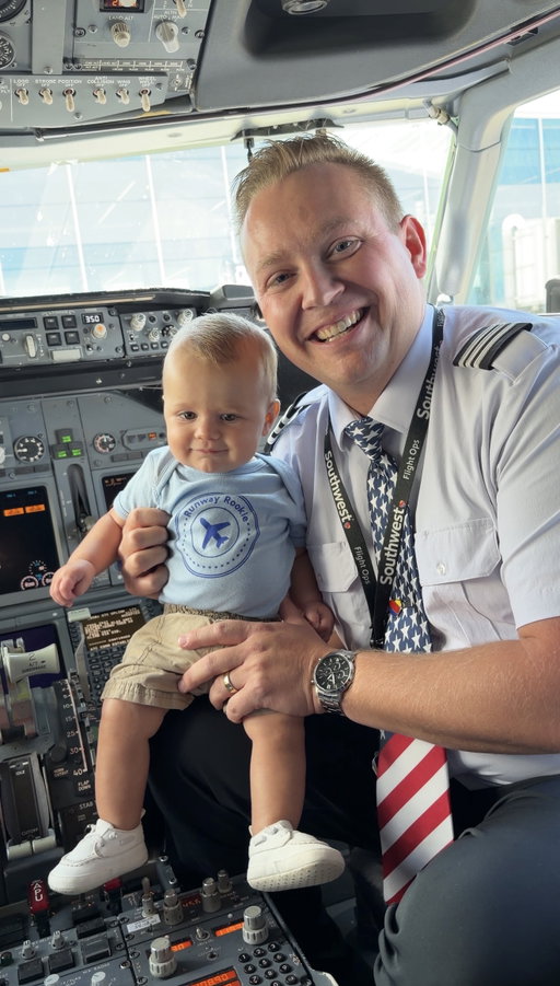 29 flights at 7 months old, but this one was a first! 

Baby Noah finally got to fly with Dad at the controls, and we can report that he was on his best behavior! 💙❤️💛