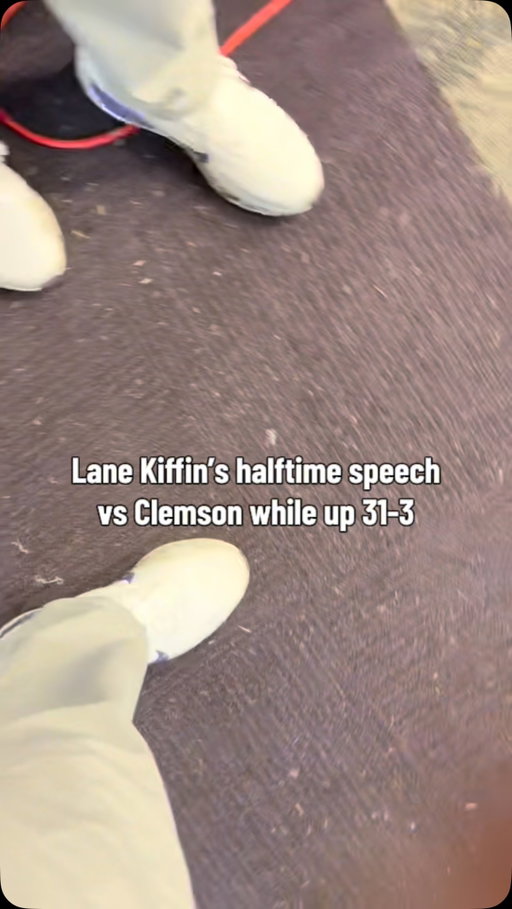 Lane Kiffin’s halftime speech vs Clemson while up 31-3 Week 1 😳 Stats were insane at this point too: Total Yards: LSU 336, Clemson 54.
First Downs: LSU 21, Clemson 1. Clemson (-4) rushing yards. #lsufootball #lsutigers #lanekiffin #collegefootball #lsu
