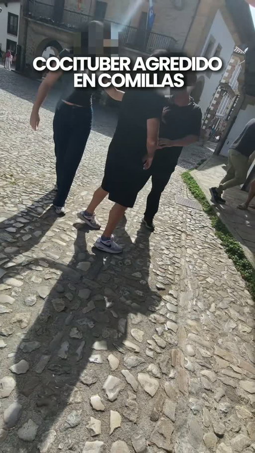 Hoy me han agredido en plena calle en Comillas.

Estaba grabando uno de mis vídeos habituales sobre la ciudad. Un vídeo bonito, hablando de Comillas, de sus calles, de su gastronomía, de sus restaurantes y, sobre todo, de su gente.

Iba andando y grabándome cuando, al meterme por una calle, un hombre se acercó por detrás, me agarró con muchísima fuerza del cuello, comenzó a insultarme, me golpeó por la espalda y acabé en el suelo.

Al principio ni siquiera entendía qué estaba pasando.

Después me di cuenta de quién era.

Era un hostelero de Comillas cuyo establecimiento visité hace aproximadamente cuatro años y sobre el que publiqué una reseña negativa.

Aquella reseña fue negativa porque mi experiencia fue negativa. La paella estaba muy mal, la tarta de manzana también y la hamburguesa, desde mi punto de vista, era prácticamente incomible.

Eso fue lo que conté entonces.

Ni más ni menos.

Con el paso de los años, ese establecimiento ha aparecido además en diferentes medios de comunicación por sus malas valoraciones y ha ido cambiando de nombre en distintas ocasiones.

Pero hoy no quiero hablar de aquella comida.

Quiero hablar de algo muchísimo más grave.

Porque una reseña, por dura que sea, nunca puede justificar una agresión.

Después del primer ataque la situación continuó con insultos y más enfrentamientos. Mi primo y un amigo tuvieron que intervenir para separarnos y protegerme.

Y sinceramente, no quiero pensar qué habría pasado si ellos no hubieran estado allí.

El daño en el cuello ha sido importante. Me duele muchísimo y me han hecho bastante daño, así que después de lo ocurrido he tenido que acudir al hospital para que me atendieran y realizaran el correspondiente parte de lesiones.

También he presentado una denuncia ante la Guardia Civil.

Hay testigos de lo ocurrido y, además, existen vídeos grabados de buena parte de la situación, que serán aportados donde corresponda.

No estoy contando esto únicamente en Instagram.

Lo ocurrido está denunciado y seguirá ahora el procedimiento que tenga que seguir.

Llevo años recorriendo España, entrando en miles de restaurantes y haciendo reseñas. Algunas