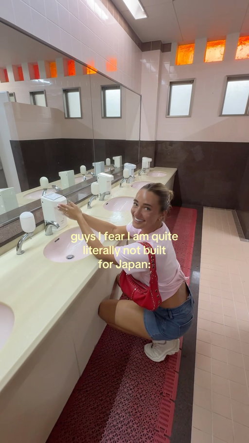 Doing gymnastics in the shower 💓🇯🇵🤝 everything is so small and cutie but I love it so much #Japan #JapanTravel #Tokyo