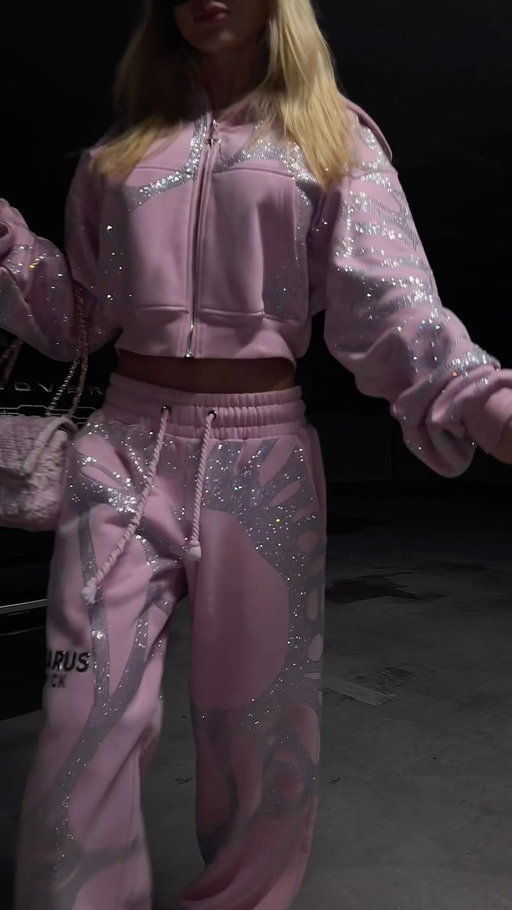 pink rhinestone sweatsuit + baggy fit = the ultimate cool girl swag streetstyle fall outfit 💎 PRE-ORDERS LIVE — icaruswick.com
.
.
#fashioninspo #streetwear #matchingset #outfitideas #hoodie