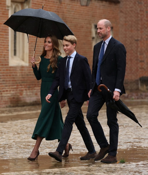 Prince George, 13, is accompanied by parents Prince William & Princess Catherine as he gets dropped off for his first day at school at the prestigious boarding school Eton College!
#PrinceGeorge
#PrinceWilliam
#PrincessCatherine
#KateMiddleton
Photos: Getty