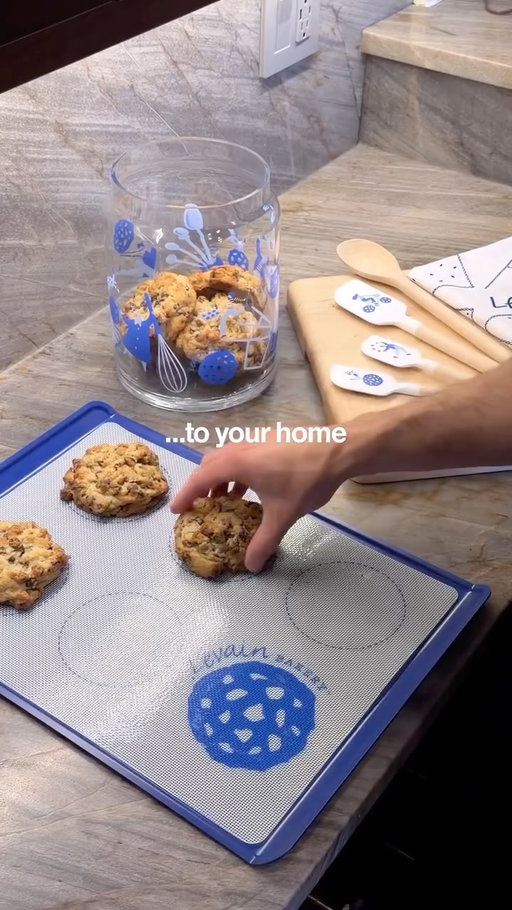 Imagine: Levain Bakery-worthy cookies, right out of your oven. 😍 The pros behind @levainbakery designed their dream tools for home baker in our new & exclusive collab.

Check out:
-The Perfect Silicone Cookie Mat for your own XL chocolate chips cookies
-The Cookie Sheets and Cooling Rack Set in their signature blue for even baking and cooling
-The Cookie Jar for keeping your creations fresh
-The Spatula for scraping every last bit of dough out of the bowl
-The Libby Dish Towel embroidered with Levain’s signature illustrations (and named after the brilliant illustrator @libbyvanderploeg)
