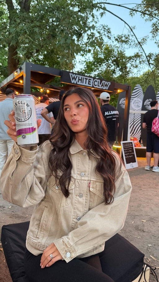Une journée au Piknic Électronik comme je les aime 🍇🎶 Du soleil, de la bonne musique, mes personnes préférées et la nouvelle White Claw Raisin. Les meilleurs moments d’été >> @whiteclawcanada #pub #19+