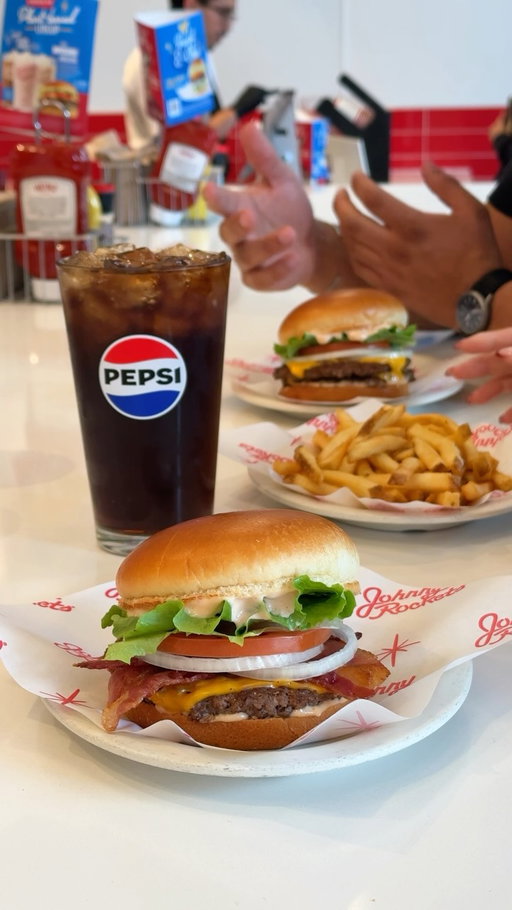 Lunch convos are always better with a burger, fries, and a @PEPSI 🍔🍟🥤 #BurgersDeservePepsi
