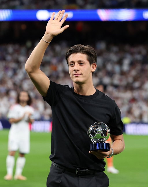 🏅 UEFA Şampiyonlar Ligi’nde 2025-26 sezonunun en iyi çıkış yapan genç oyuncusu seçilen A Millî futbolcumuz Arda Güler, ödülünü bu akşam oynanan Real Madrid - Inter karşılaşması öncesinde Portekizli futbol efsanesi Luís Figo’dan aldı!

Millî futbolcumuzu tebrik eder, başarılar dileriz. 👏

#BizimÇocuklar🇹🇷