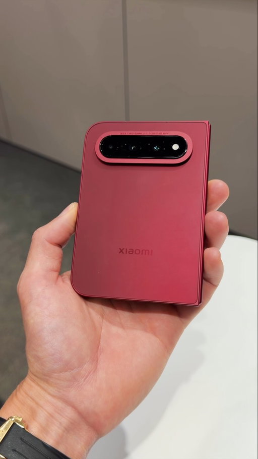 Hands on with the NEW Xiaomi 18 Fold. Announced a day earlier than another folding phone 👀 @xiaomi.global 

- 5.38" Passport Size Cover Screen
- 7.58" 120Hz Inner Display
- 6000 mAh Battery
- 200MP Leica Main Camera / 50MP Tele / 50MP Ultrawide

Would you take this foldable? 

#smartphone #tech #technology #xiaomi