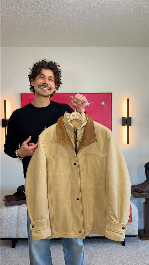 Let me show you one of the most impressive jackets I've ever got my hands on! The Jack Frost Palomino jacket from @overlandsheepskin. I genuinely don't believe quality comes higher than this! 
#overlandsheepskin #myoverland #mensstyle #menscoats