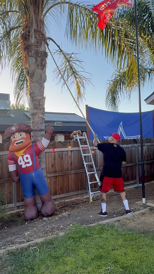 Have to make sure @d0nfernando has a clear view!!😤 #49ers #cowboys #nfl #football #funny