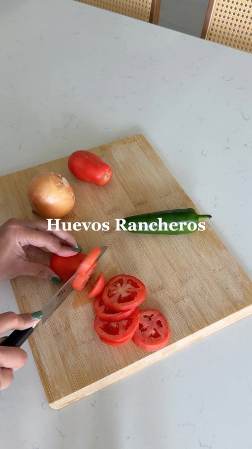 Huevos Rancheros receta ⬇️🇲🇽

Refried beans:

Can of Pinto beans
¼ cup onion
Garlic cloves
Salt, cumin and oregano
¼–½ cup water

Sauté the onion and garlic, then add the beans and cook for 5 minutes. Mash them, season, and add water little by little until you get the consistency you want.

Ranchero sauce:

3 tomatoes
 ½ onion
1 jalapeño
1 - 1 1/2 cup water
Cumin, oregano, salt and pepper
Eggs

Sauté the onion and jalapeño, then add the tomatoes and seasonings. Add the water, cover and cook on low for 5 minutes. Crack the eggs into the sauce, cover again and cook until the eggs are done to your liking
•
•
•
•
#HuevoRanchero #ComidaMexicana #MexicoFood #Mexico #Recetas @caraway_home 

Huevos rancheros, desayuno mexicano, desayuno latino, frijoles refritos, salsa ranchera, huevos con salsa, desayuno casero, receta fácil, comida mexicana, ideas para desayunar, receta de desayuno, desayuno con huevo