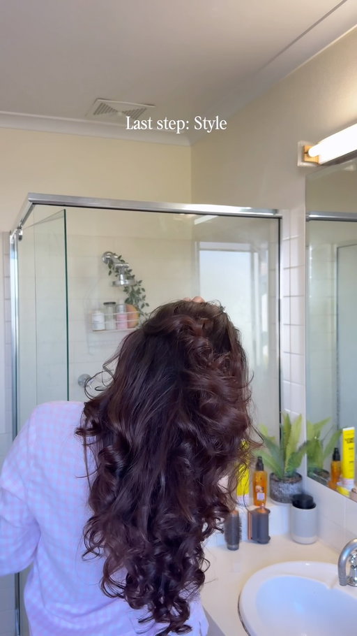 Hair oiling will always feel like more than just a hair routine to me 🤍

It’s one of those little rituals I grew up around and still genuinely enjoy doing.

Scalp oiling, a slow massage and a little through my lengths before wash day ✨

Do you oil your hair before washing too?

Product used :
@theordinary Glycolic 7% exfoliating toner
@oilgardenbyronbay Rosemary scalp oil
@growth_bomb silicon scalp brush

Save this for your next hair oiling day 🤍

#HairOiling #HairOilingRoutine #CurlyHairRoutine #SouthAsianHair HairCareRoutine
