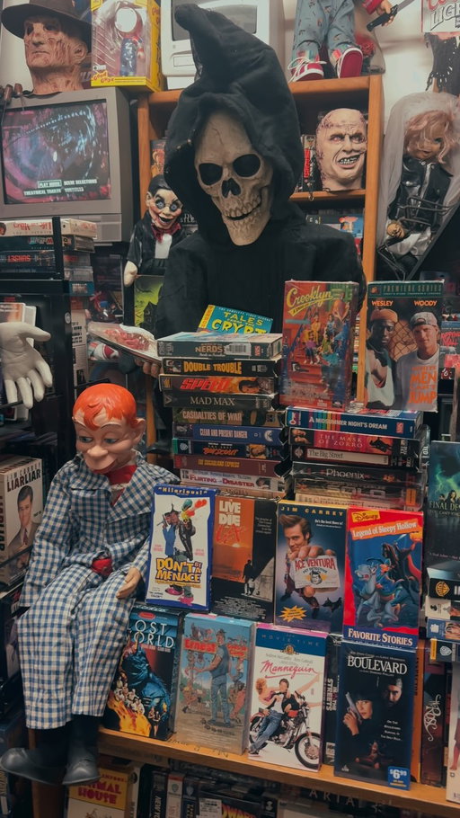 Inside Del Rio Records is a Horror Enthusiasts Paradise! Antiques, Physical Media, and More! 😱 

@delriorecordslh